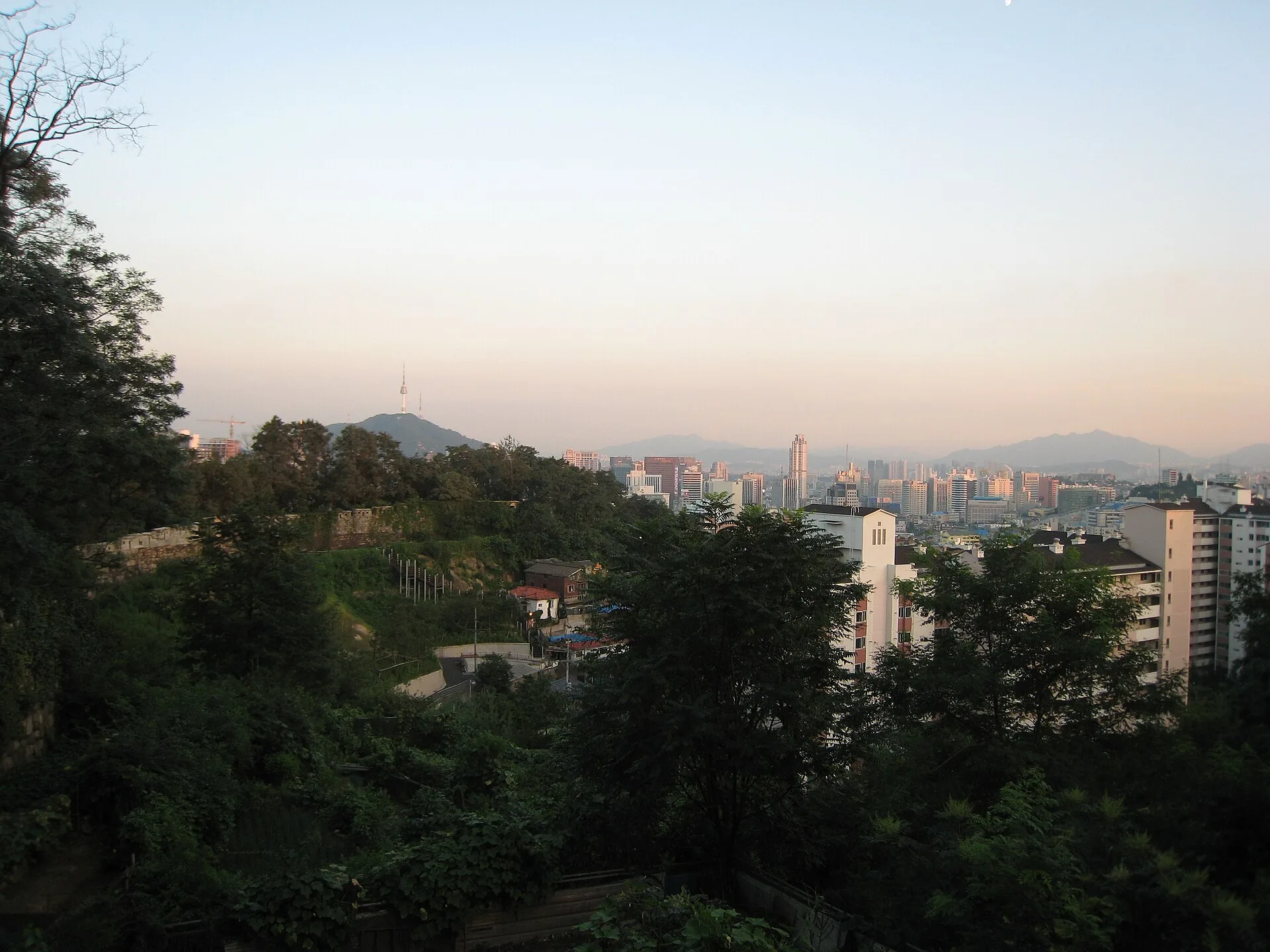 Séoul à l'aube, avec la tour N Seoul au loin