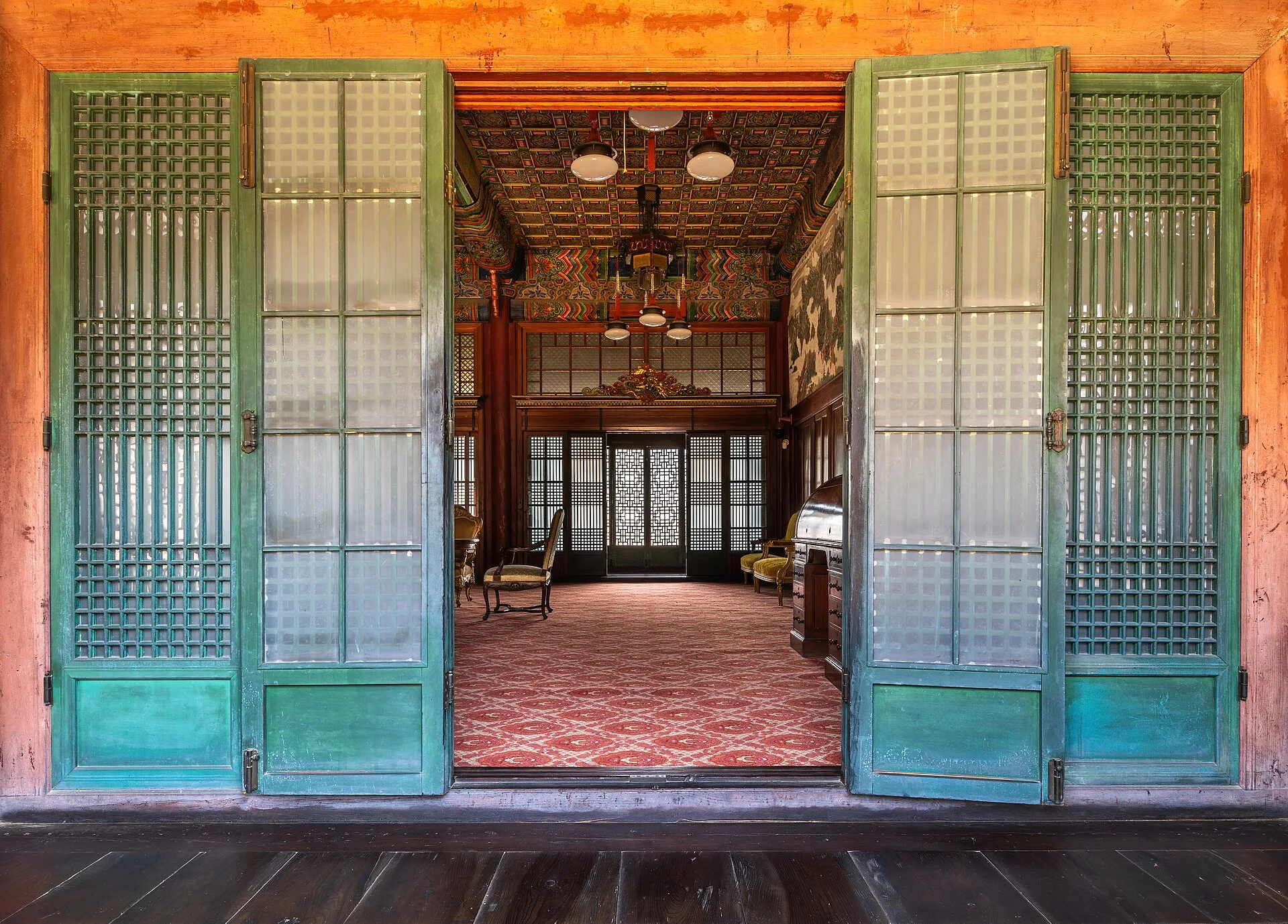 Salle du palais de Changdeokgung à Séoul vue à travers des portes ouvertes
