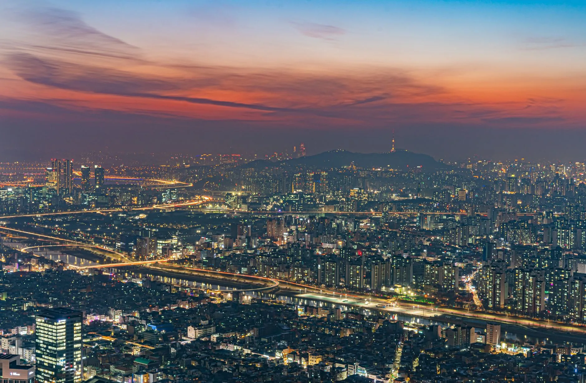 Vue sur les toits et les immeubles de Séoul au crépuscule