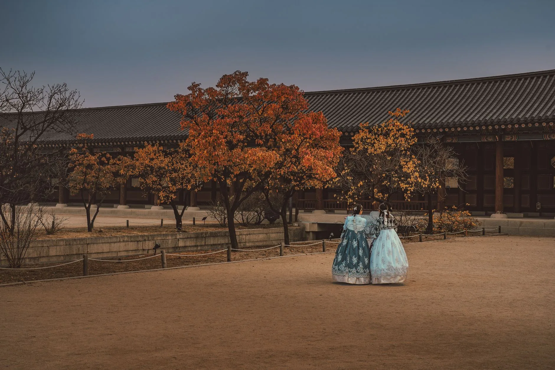 Palais coréen traditionnel entouré de feuillages d'automne à Séoul