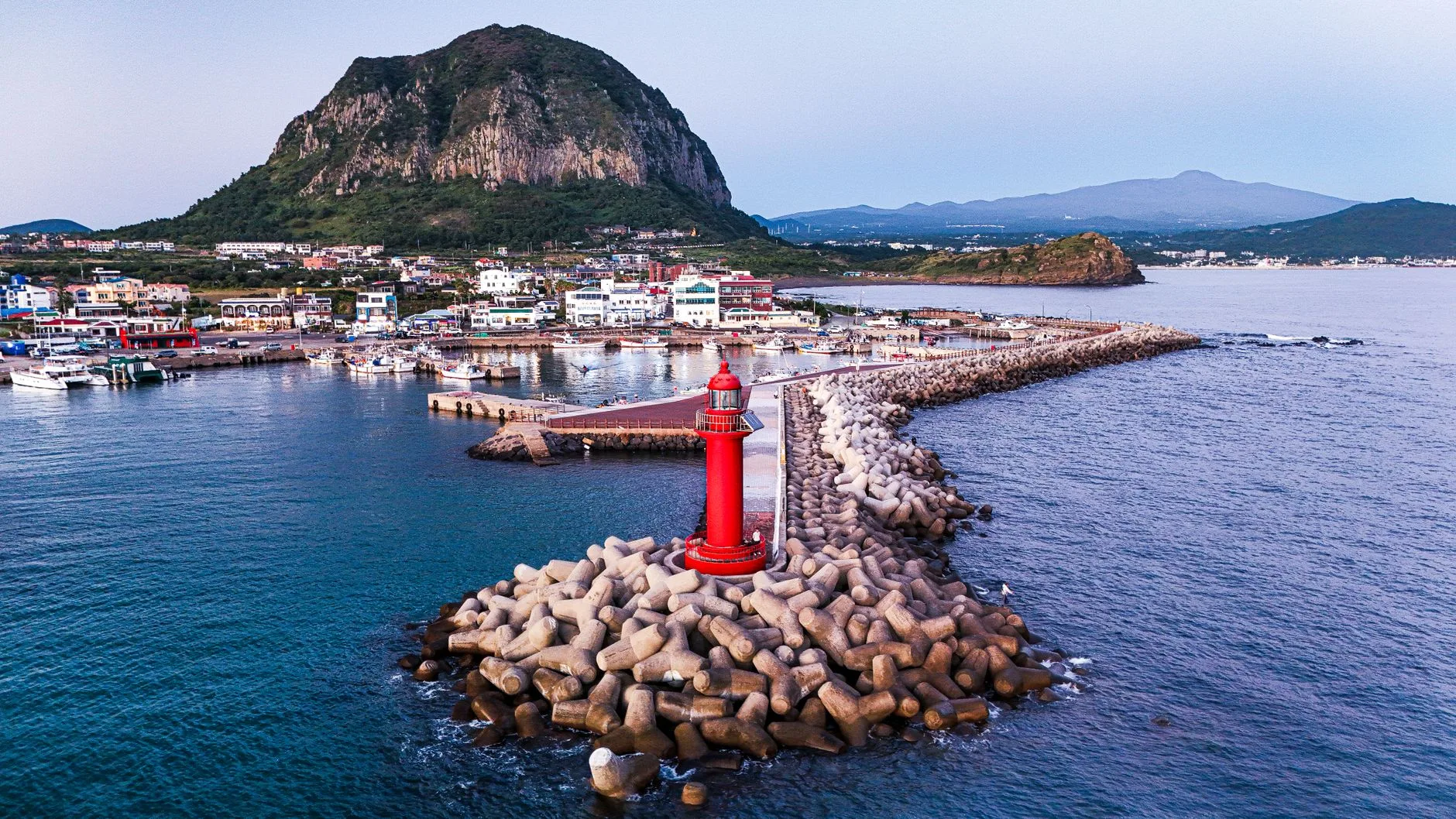 Côte de l'île de Jeju avec un phare et une digue en bord de mer